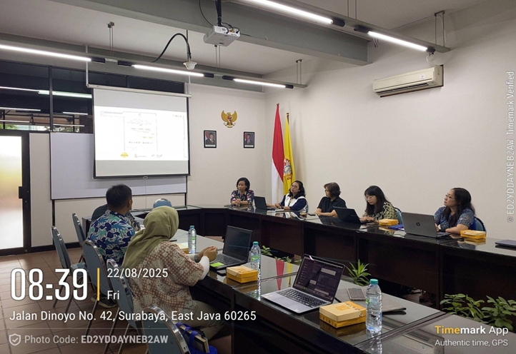 Suasana kegiatan benchmarking antara UKWMS dan President University